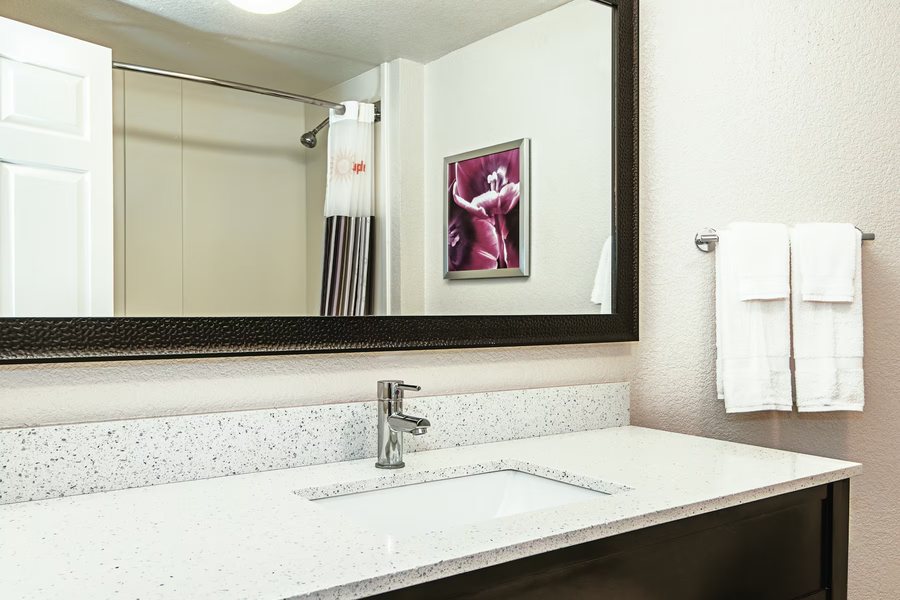 La Quinta Inn Suites by Wyndham Ontario Airport — Bathroom