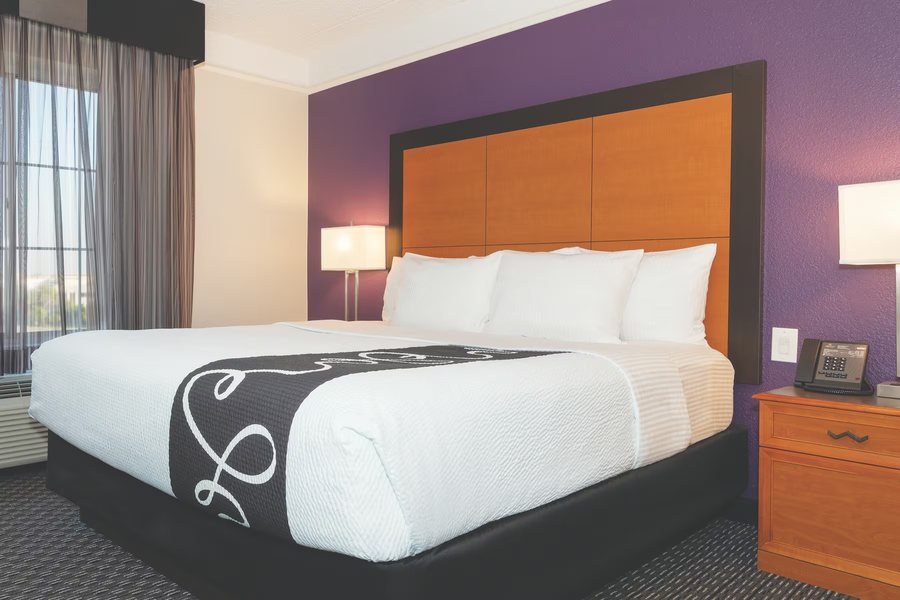 La Quinta Inn Suites by Wyndham Ontario Airport — Guest room