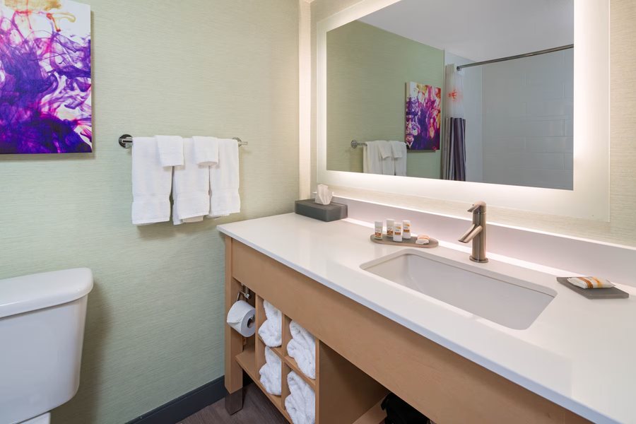 La Quinta Inn Suites by Wyndham Orange — Bathroom