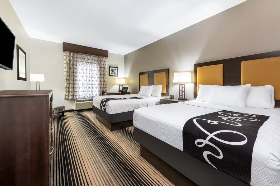 La Quinta Inn Suites by Wyndham Orange — Guest room