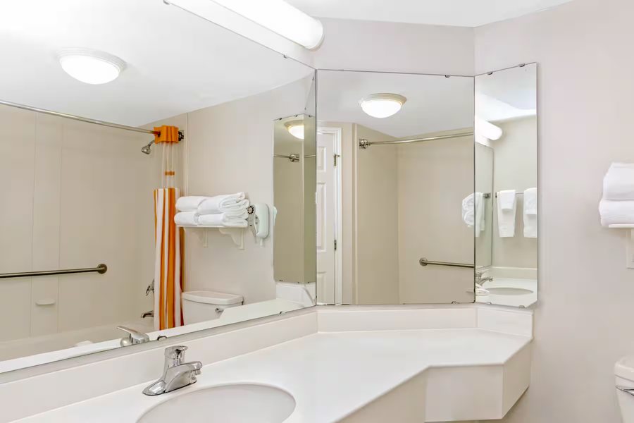 La Quinta Inn Suites by Wyndham Orlando I Drive Conv Ctr Orlando Florida — Bathroom