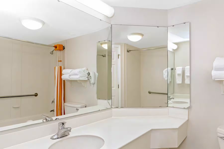La Quinta Inn Suites by Wyndham Orlando Lake Mary — Bathroom