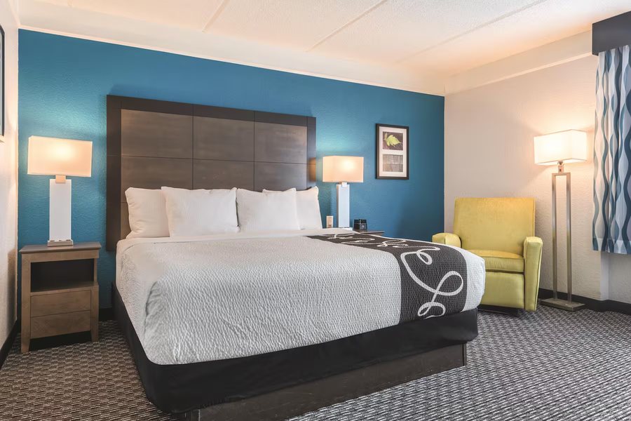 La Quinta Inn Suites by Wyndham Orlando Lake Mary — Guest room