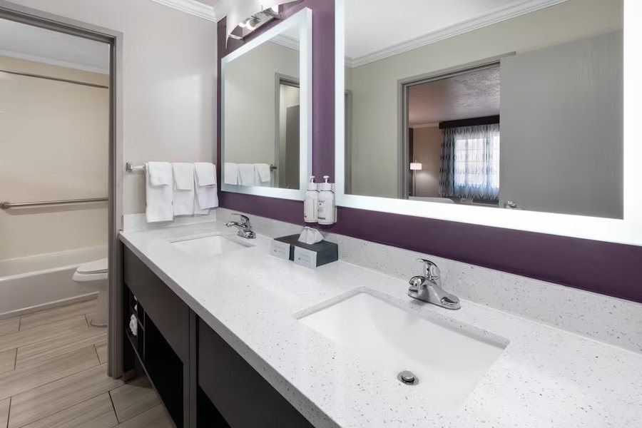 La Quinta Inn Suites by Wyndham Overland Park — Bathroom