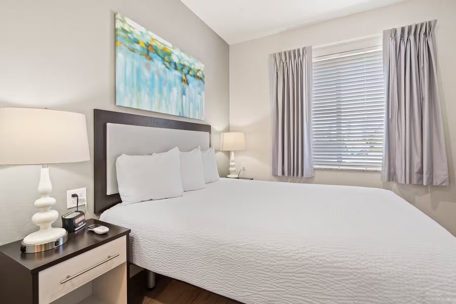 La Quinta Inn Suites by Wyndham Overland Park — Guest room