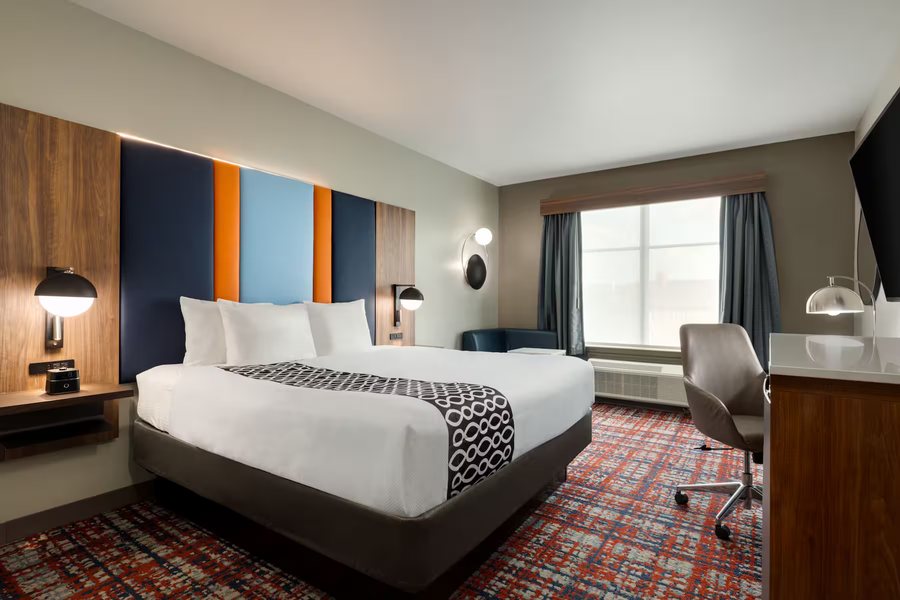 La Quinta Inn Suites By Wyndham Oxford Anniston — Guest room