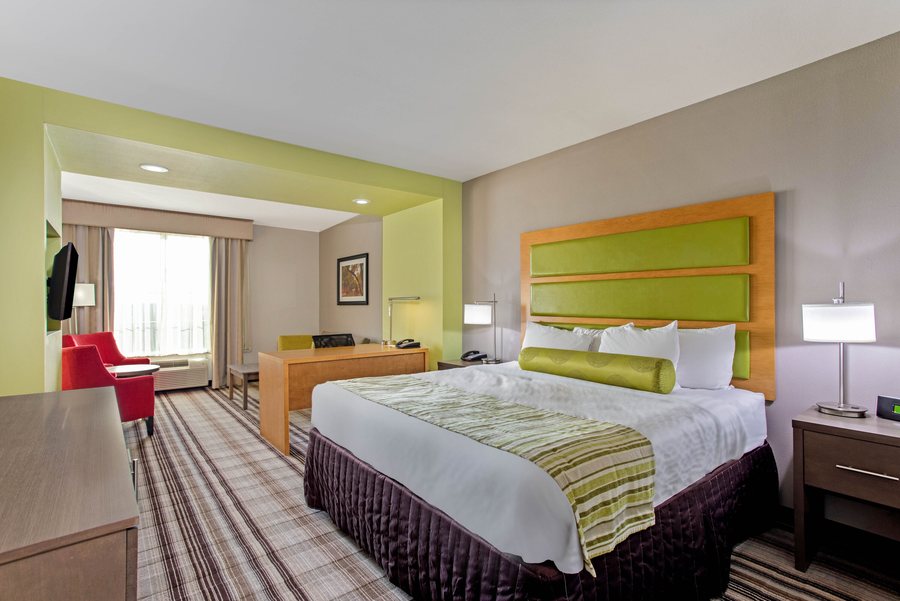La Quinta Inn Suites by Wyndham Paducah — Guest room