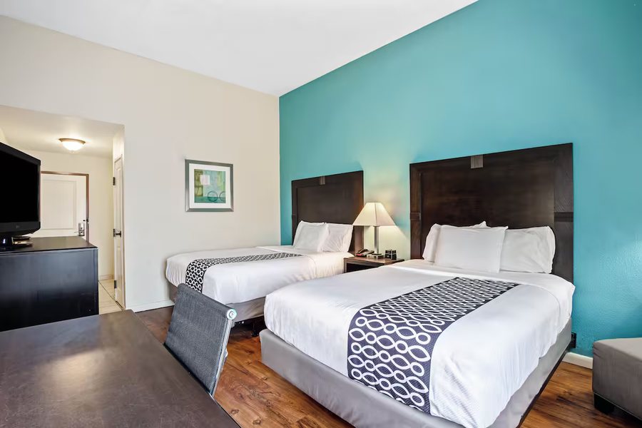 La Quinta Inn Suites by Wyndham PCB Pier Park Area — Guest room