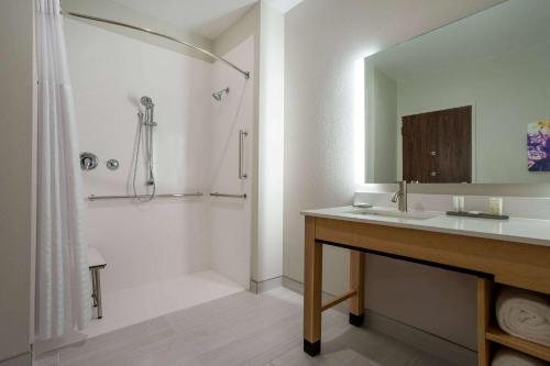 La Quinta Inn Suites By Wyndham Pflugerville — Bathroom