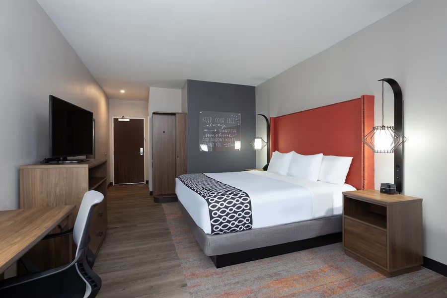 La Quinta Inn Suites By Wyndham Pflugerville — Guest room