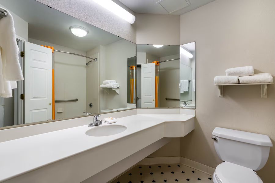 La Quinta Inn Suites by Wyndham Phoenix Mesa West — Bathroom