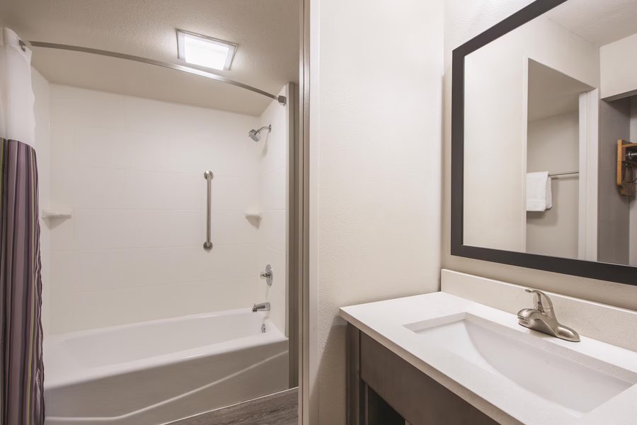 La Quinta Inn Suites by Wyndham Phoenix Scottsdale Scottsdale Arizona — Bathroom
