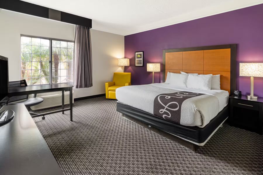 La Quinta Inn Suites by Wyndham Phoenix Scottsdale Scottsdale Arizona — Guest room