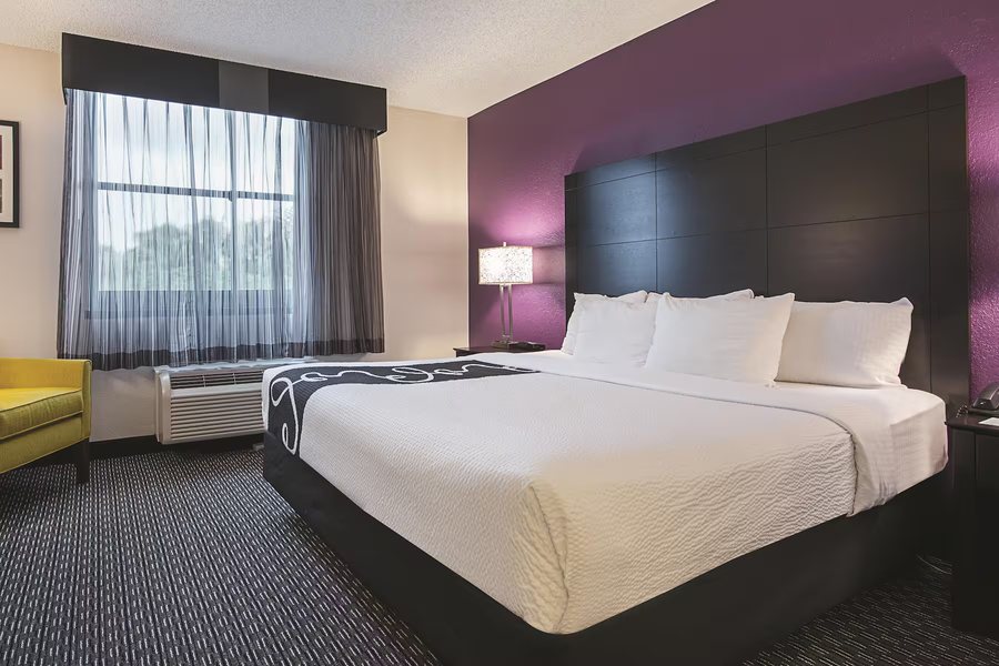 La Quinta Inn Suites by Wyndham Plantation at SW 6th St — Guest room