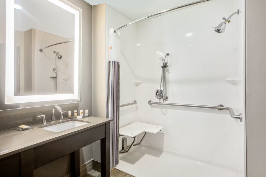 La Quinta Inn Suites by Wyndham Ponca City — Bathroom