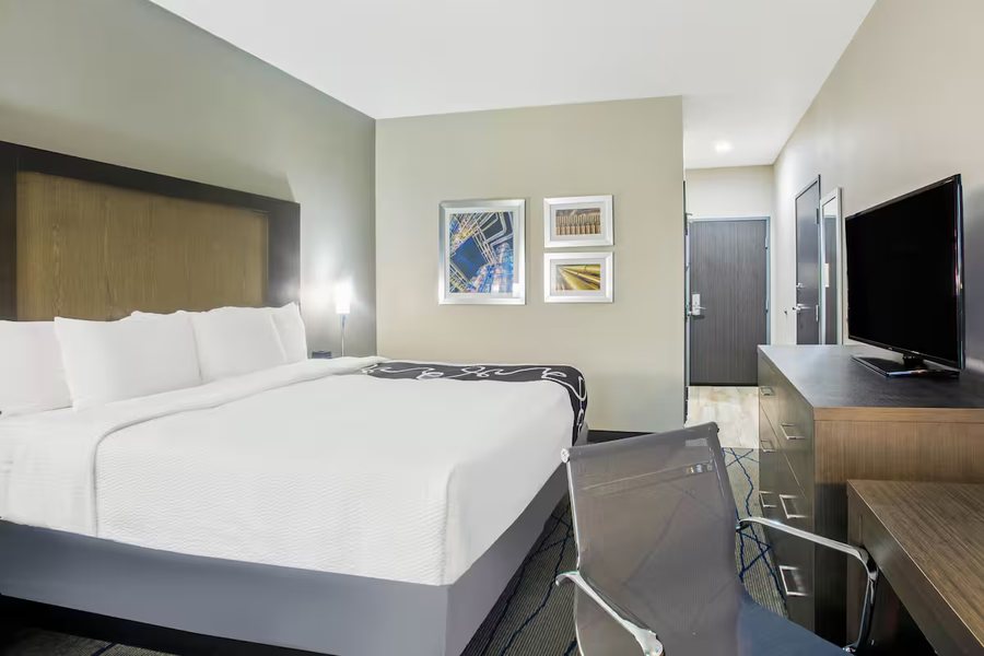 La Quinta Inn Suites by Wyndham Ponca City — Guest room