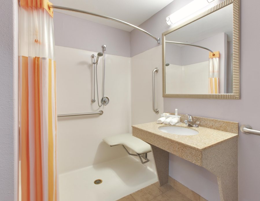 La Quinta Inn Suites by Wyndham Port Lavaca — Bathroom