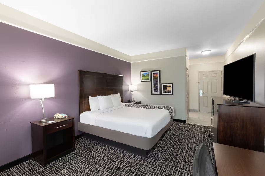 La Quinta Inn Suites by Wyndham Port Lavaca — Guest room
