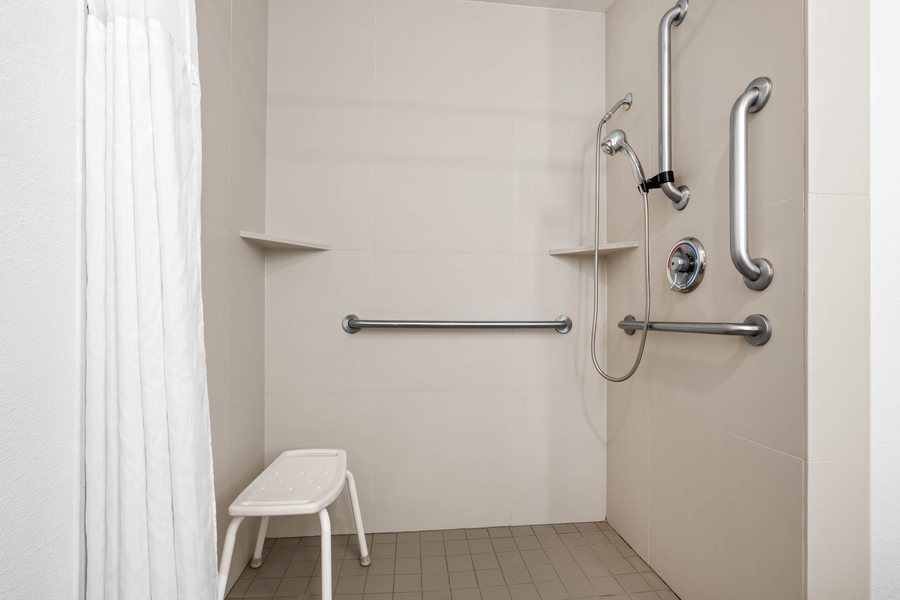 La Quinta Inn Suites by Wyndham Portland NW — Bathroom