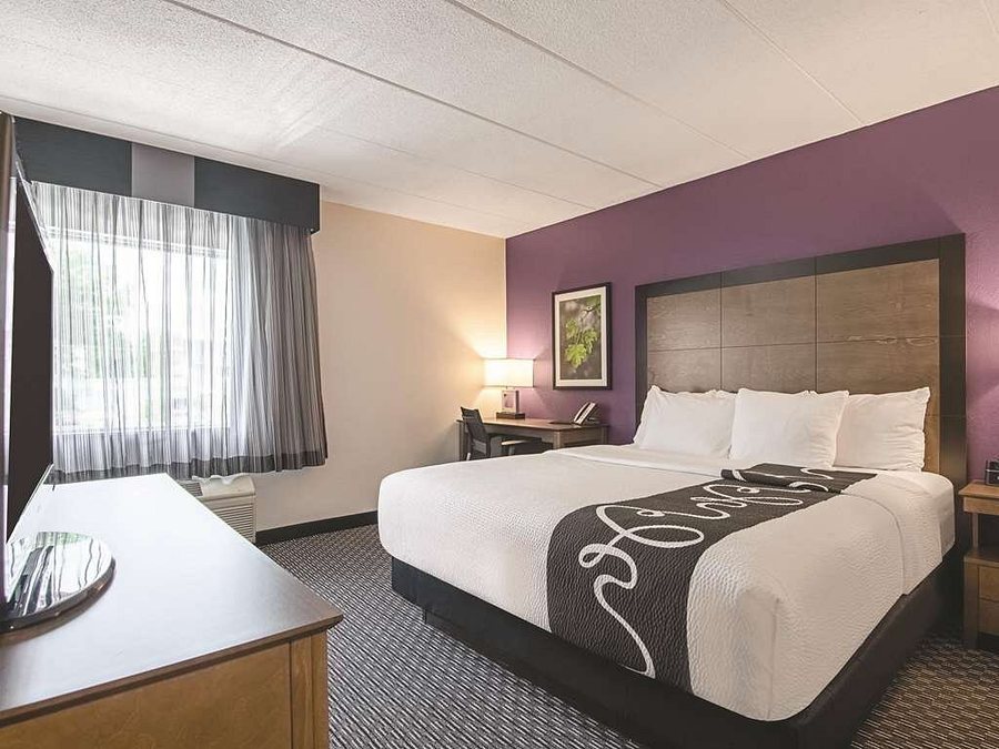 La Quinta Inn Suites by Wyndham Portland NW — Guest room