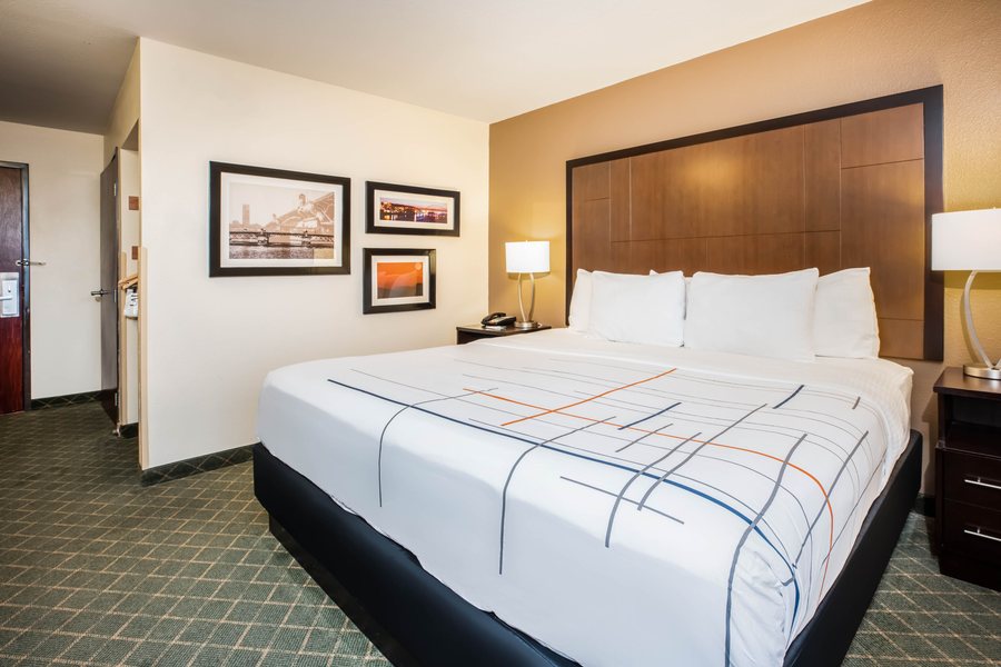 La Quinta Inn Suites by Wyndham Portland — Guest room