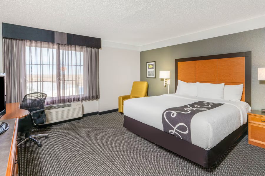 La Quinta Inn Suites by Wyndham Pueblo — Guest room