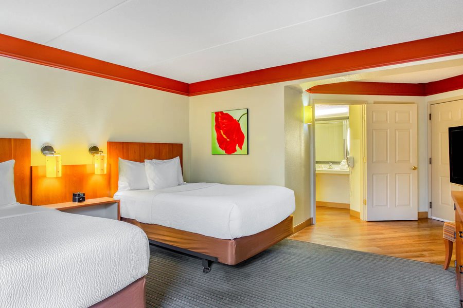 La Quinta Inn Suites by Wyndham Raleigh Crabtree — Guest room