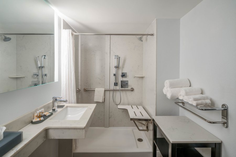 La Quinta Inn Suites by Wyndham Raleigh Downtown North — Bathroom