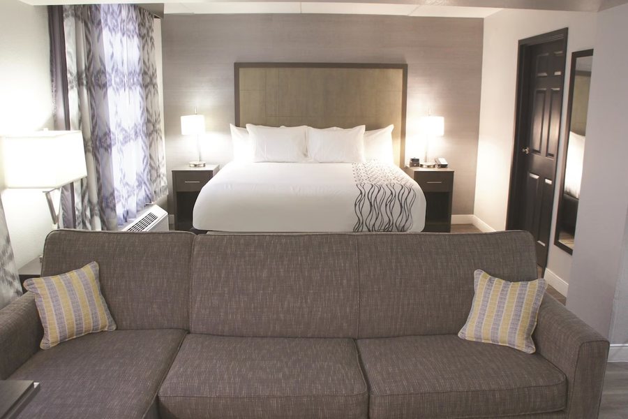 La Quinta Inn Suites by Wyndham Raleigh Downtown North — Guest room