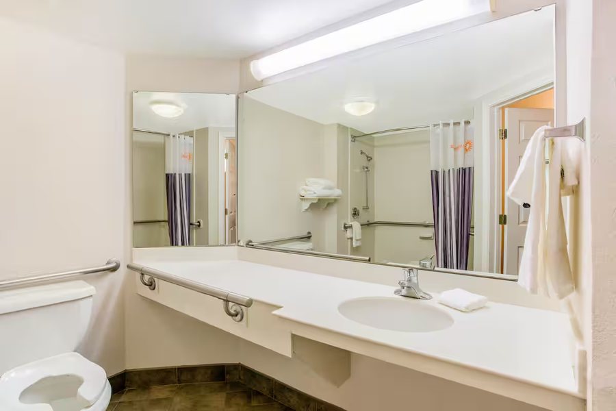 La Quinta Inn Suites by Wyndham Raleigh Durham Southpoint — Bathroom