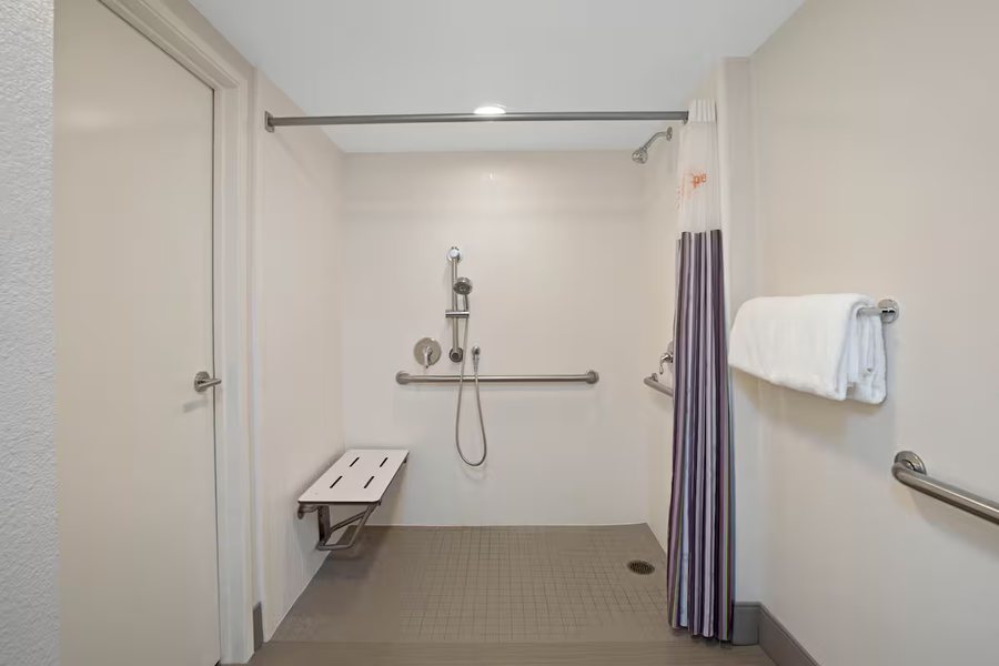 La Quinta Inn Suites by Wyndham Rancho Cordova Sacramento — Bathroom