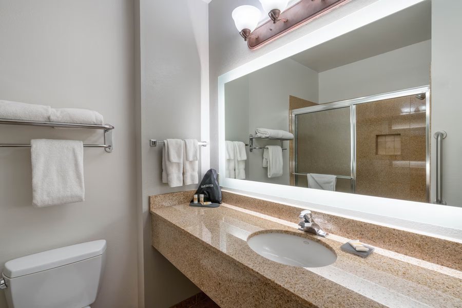 La Quinta Inn Suites by Wyndham Rifle — Bathroom