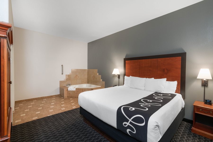 La Quinta Inn Suites by Wyndham Rifle — Guest room