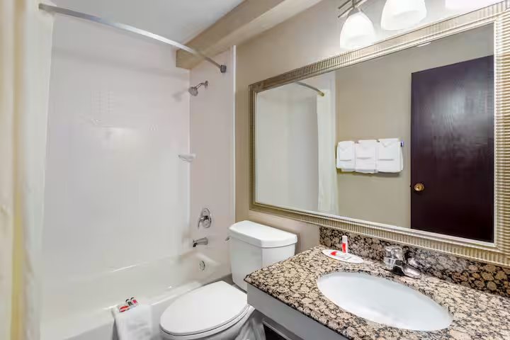 La Quinta Inn Suites by Wyndham Rochester Mayo Clinic S — Bathroom