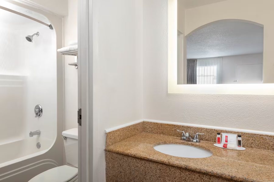 La Quinta Inn Suites by Wyndham Rock Hill — Bathroom