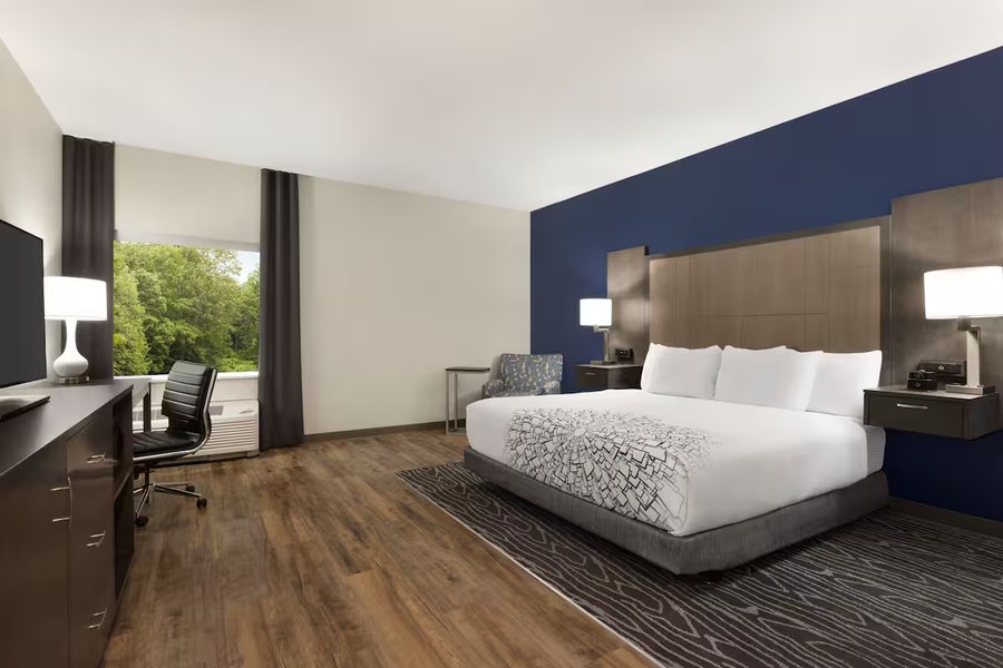 La Quinta Inn Suites by Wyndham Rock Hill — Guest room