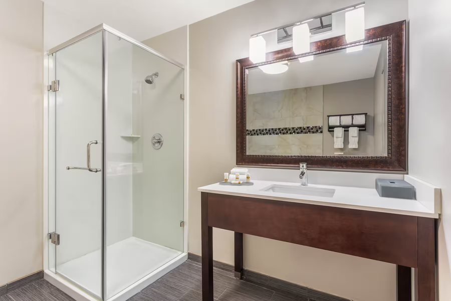 La Quinta Inn Suites by Wyndham Rockford — Bathroom