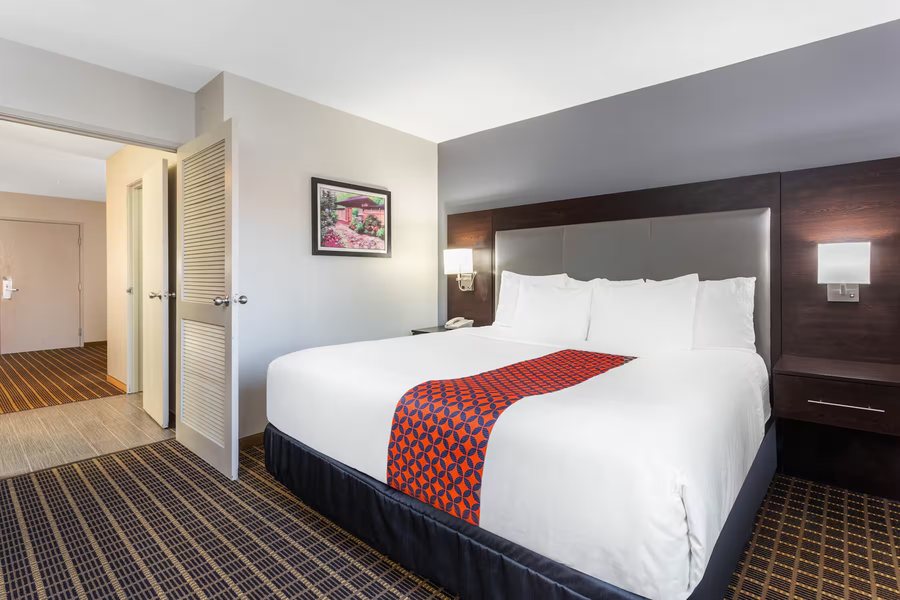 La Quinta Inn Suites by Wyndham Rockford — Guest room