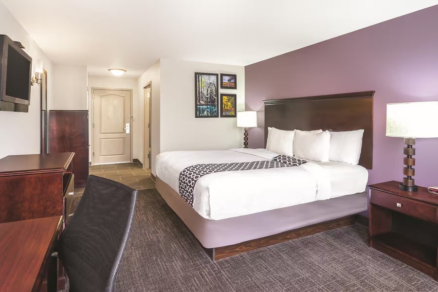 La Quinta Inn Suites by Wyndham Rome — Guest room