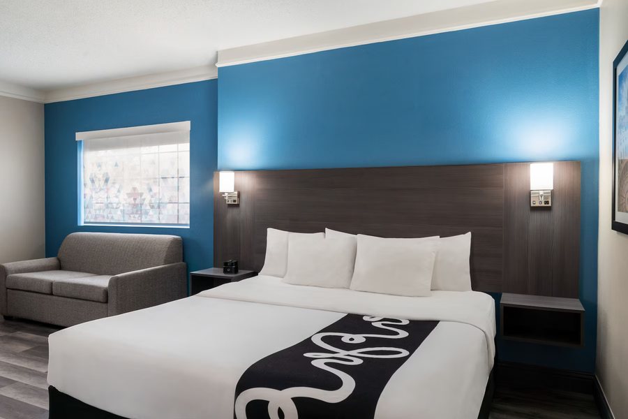 La Quinta Inn Suites by Wyndham Round Rock North — Guest room