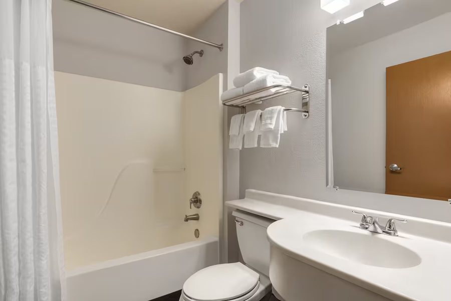La Quinta Inn Suites by Wyndham Salt Lake City Airport — Bathroom