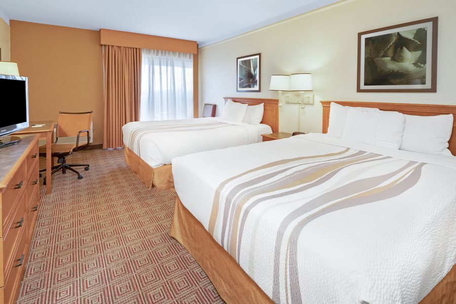 La Quinta Inn Suites by Wyndham Salt Lake City Airport — Guest room