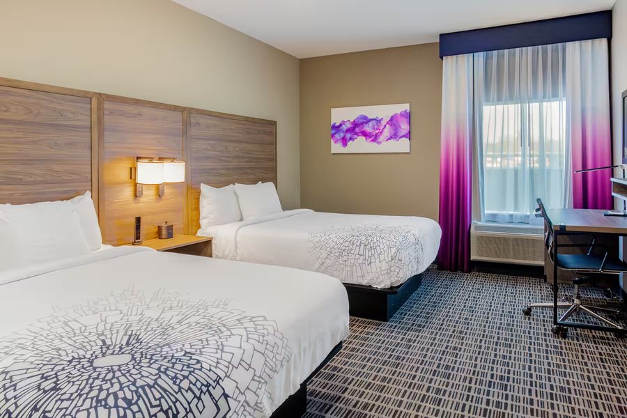 La Quinta Inn Suites by Wyndham San Antonio Alamo City — Guest room