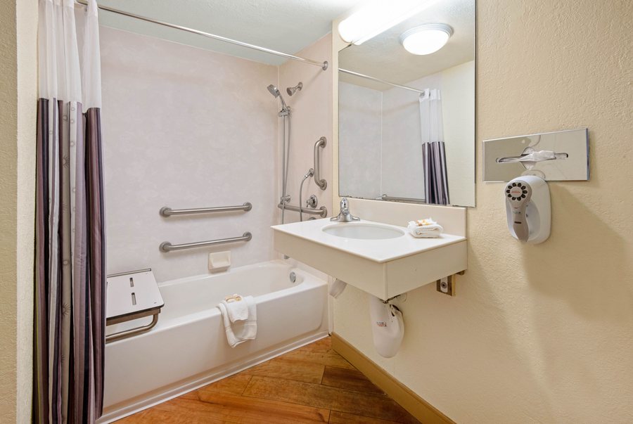 La Quinta Inn Suites by Wyndham San Antonio Medical Ctr NW — Bathroom
