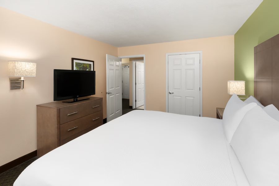 La Quinta Inn Suites by Wyndham San Antonio Medical Ctr NW — Guest room