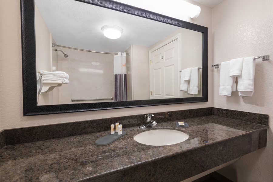 La Quinta Inn Suites by Wyndham San Antonio Riverwalk — Bathroom