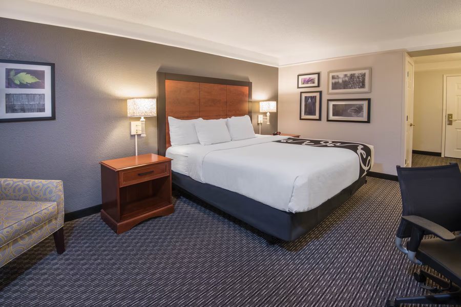 La Quinta Inn Suites by Wyndham San Antonio Riverwalk — Guest room
