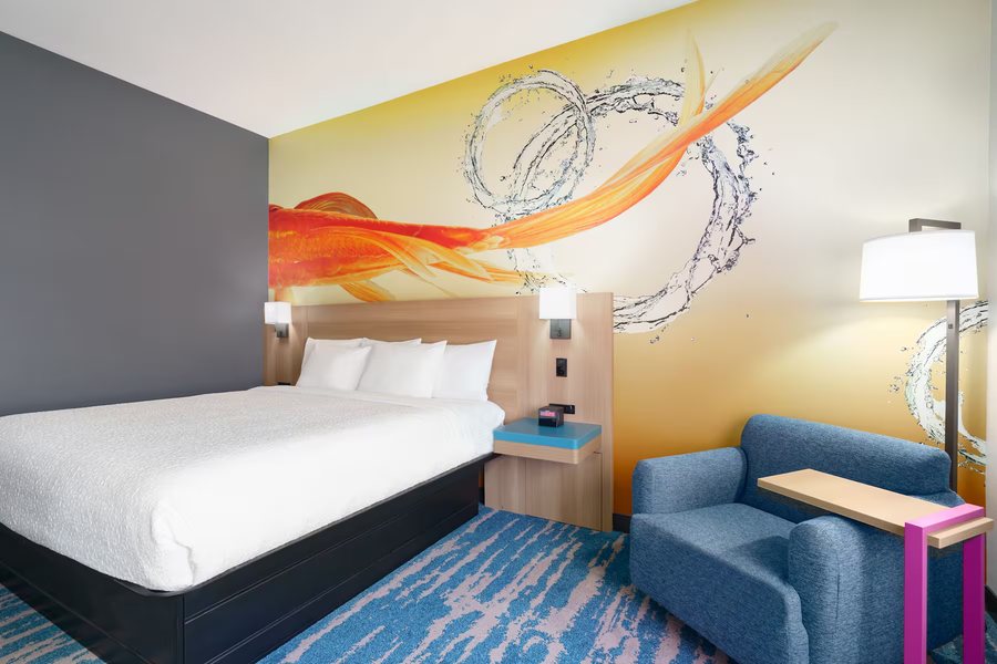 La Quinta Inn Suites by Wyndham San Antonio Seaworld LAFB — Guest room