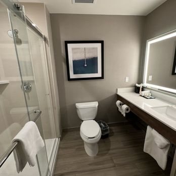 La Quinta Inn Suites by Wyndham Santa Cruz — Bathroom