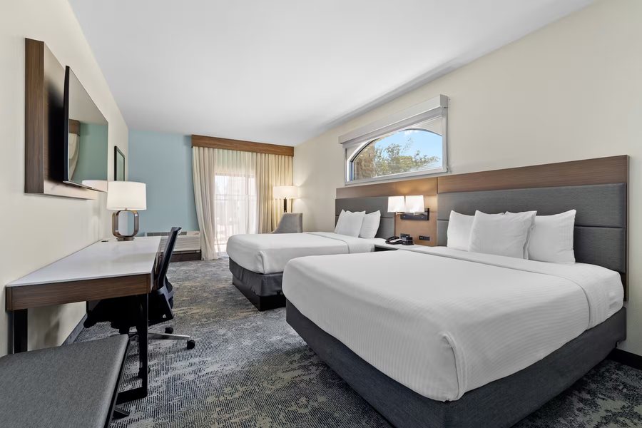 La Quinta Inn Suites by Wyndham Santa Cruz — Guest room